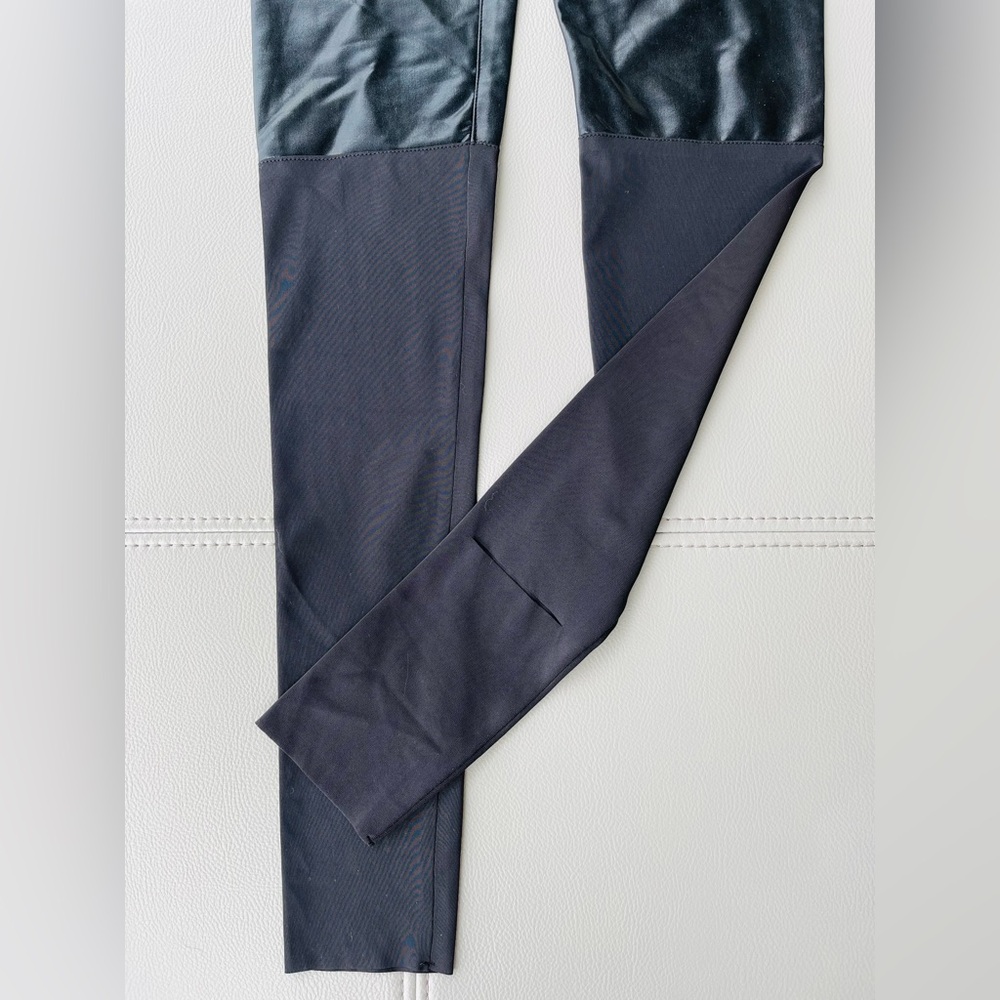 New with tags 
NORMA KAMALI
SPLICED LEGGING #1
BLACK FOIL 
SIZE XS